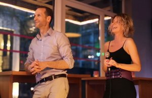 Nicolas Scheidtweiler und die Malerin  Sandra Kowalski haben Spaß beim After-Work-Fundraising im Jaya Bremen