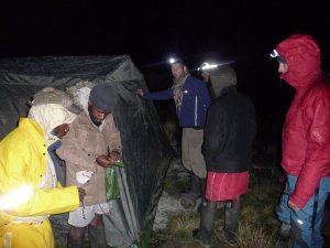 Aufbau des Zeltes für die Träger - Carstensz-Pyramide