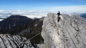 Balance über das Stahlseil - Carstensz-Pyramide