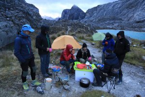 Das erste Abendessen im Basecamp - Carstensz-Pyramide