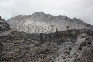 Der erste Blick auf das Massiv der Carstensz-Pyramide vom Blick vom Neuseeland-Pass