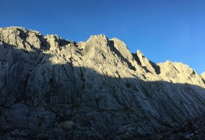 Die Carstensz-Pyramide im Sonnenaufgang