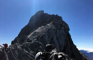 Die letzten Schritte zum Carstensz-Gipfel - 7summits4help
