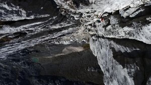 Nicolas Scheidtweiler in der Wand der Carstensz-Pyramide - 7summits4help