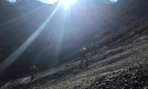 Zustieg im Sonnenlicht zur Carstensz-Pyramide