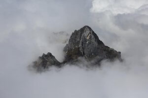 Einsamer Nebengipfel im Nebel - Carstensz-Pyramide - 7summits4help