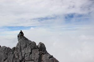 Nicolas Scheidtweiler entspannt am Nebengipfel der Carstensz-Pyramide - Zweite Besteigung für 7summits4help