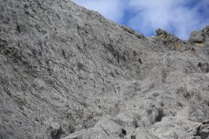 Nicolas Scheidtweiler in der Wand zum Grat der Carstensz-Pyramide - Zweite Besteigung für 7summits4help