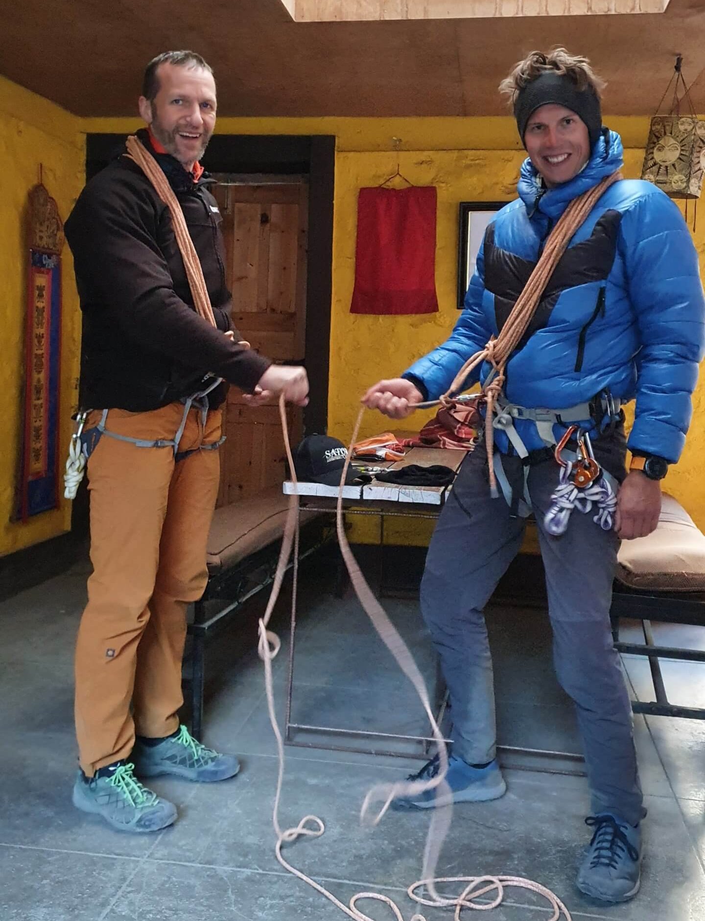 Vorbereitung auf den Gletscher - Nico Scheidtweiler und Jost Kobusch