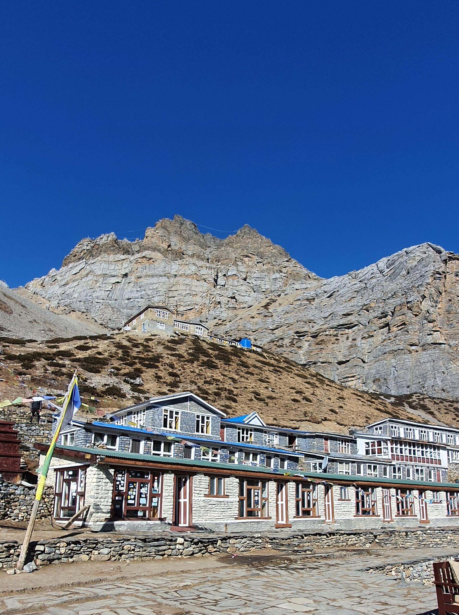 Blauer Himmel im Basislager Thorong Pedi Lodge